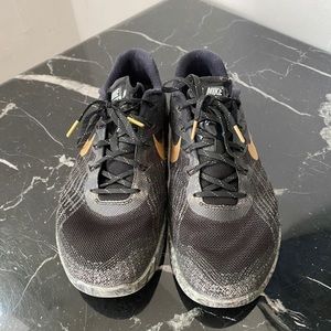 Nike metcon black and gold 8.5 CrossFit HIIT
